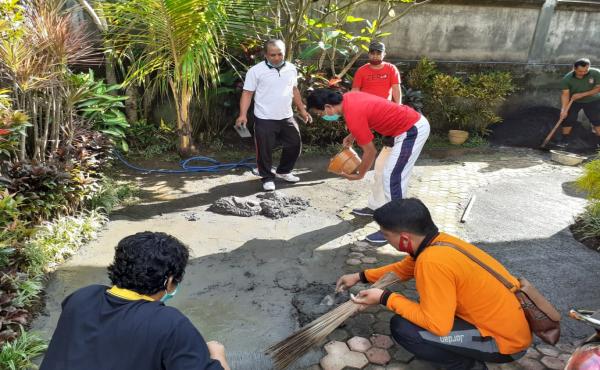 GOTONG ROYONG MENATA TAMAN DINSOS
