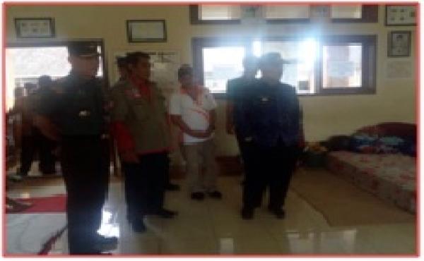 KUNJUNGAN WAKIL BUPATI KARANGASEM DI POSKO PENGUNGSIAN KUBU BANGLI