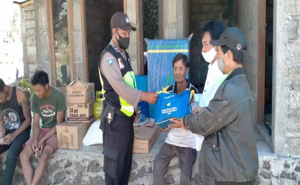 PEMBERIAN BANTUAN KEPADA PENYANDANG DISABILITAS DI DESA SONGAN