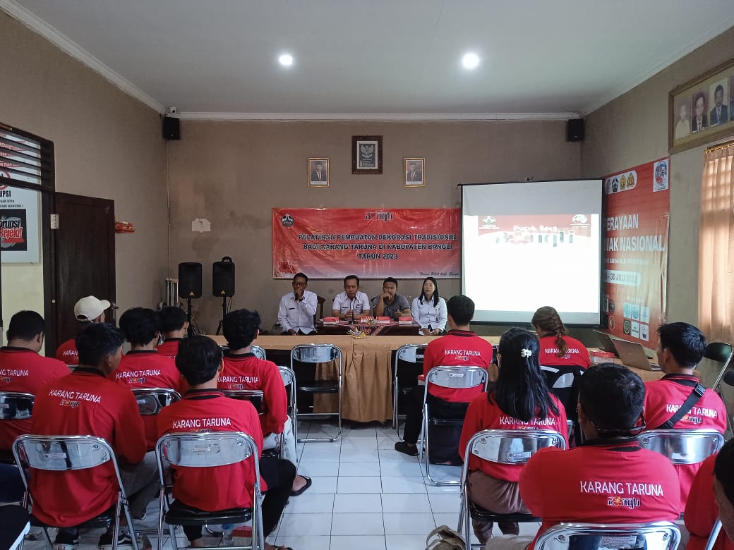  pelatihan membuat Dekorasi Tradisonal bagi Karang Taruna